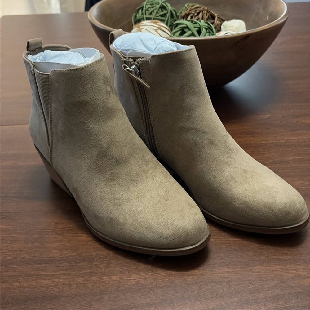 Dr. Scholl's Shoes Womens Lacey Ankle Bootie, beige Faux Leather, 6.5